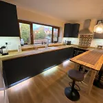 New City Flat, 3 X Double Bed En-Suite Bedrooms, Private Kitchen & Lounge, Free Private Parking & Own Workspaces
