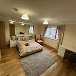 New City Flat, 3 X Double Bed En-Suite Bedrooms, Private Kitchen & Lounge, Free Private Parking & Own Workspaces