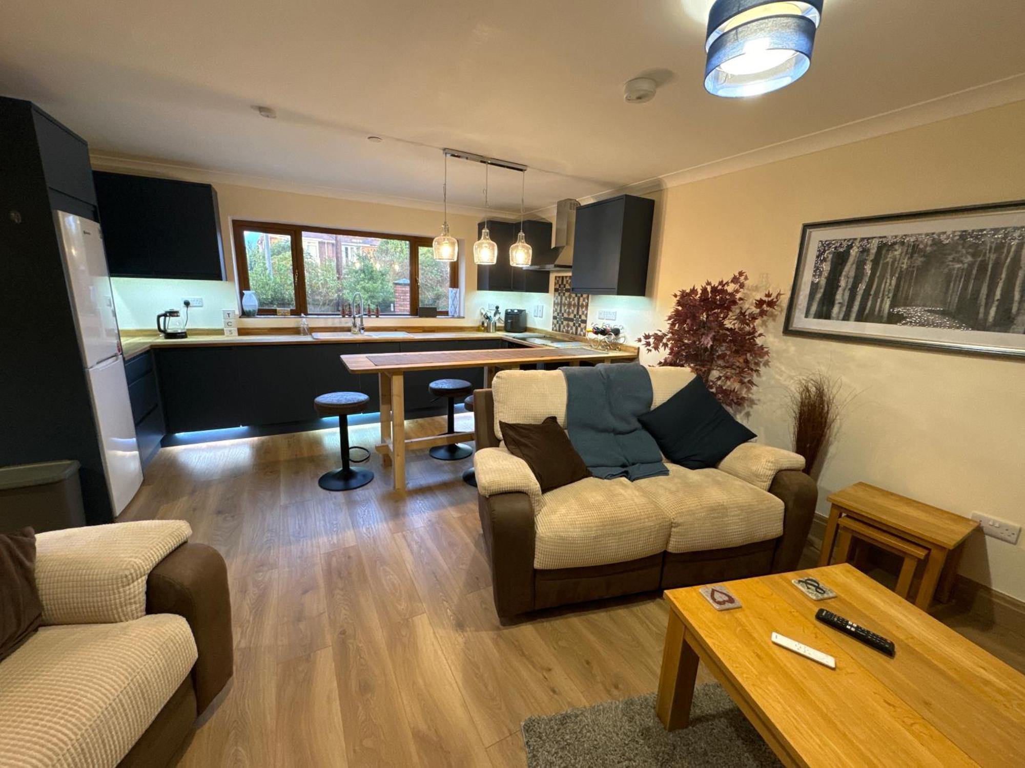Apartment New Flat, 3 X Double Bed En-suite Bedrooms, Private Kitchen & Lounge, Free Private Parking & Own Workspaces Exeter