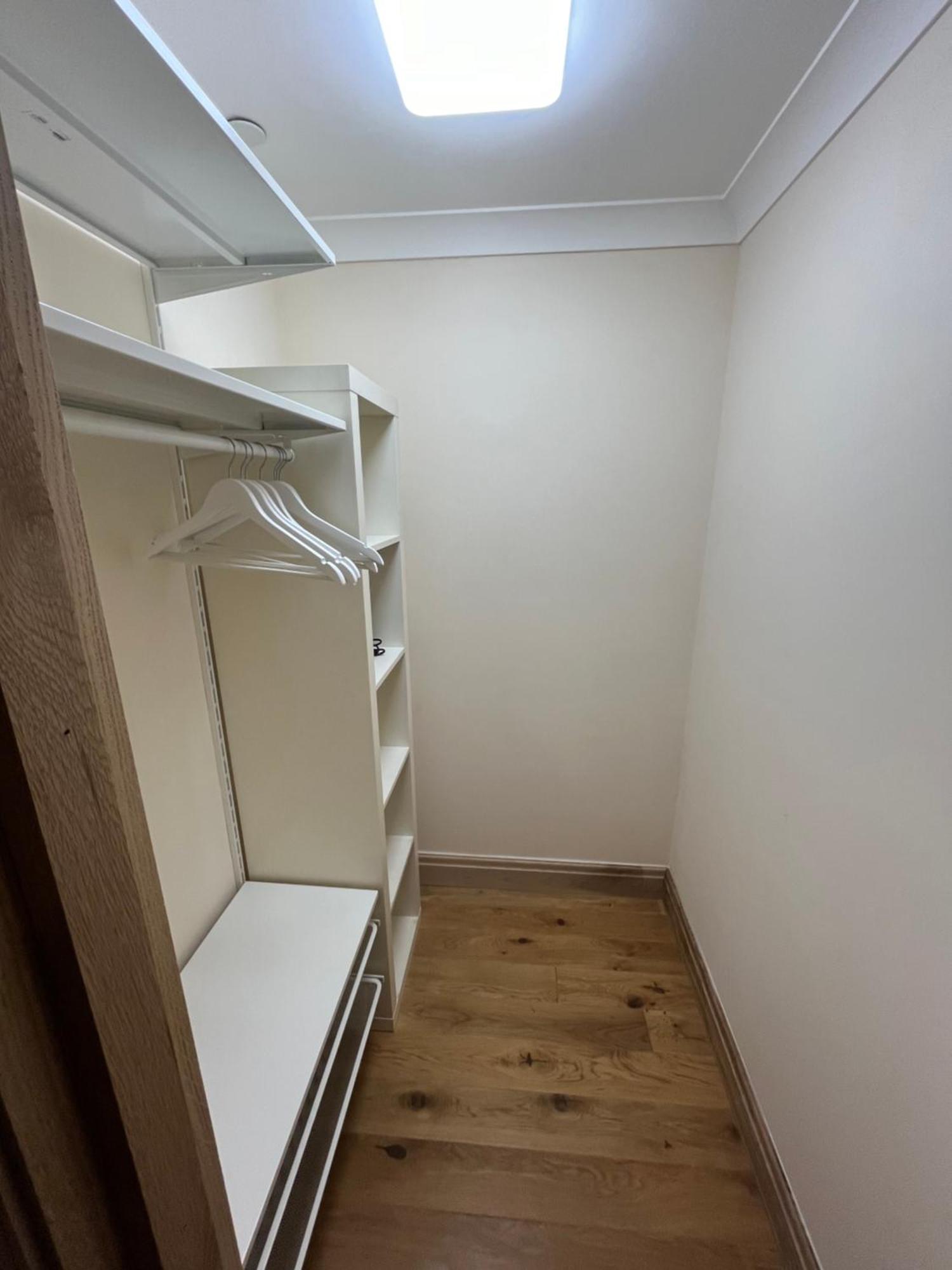 Apartment New Flat, 3 X Double Bed En-suite Bedrooms, Private Kitchen & Lounge, Free Private Parking & Own Workspaces