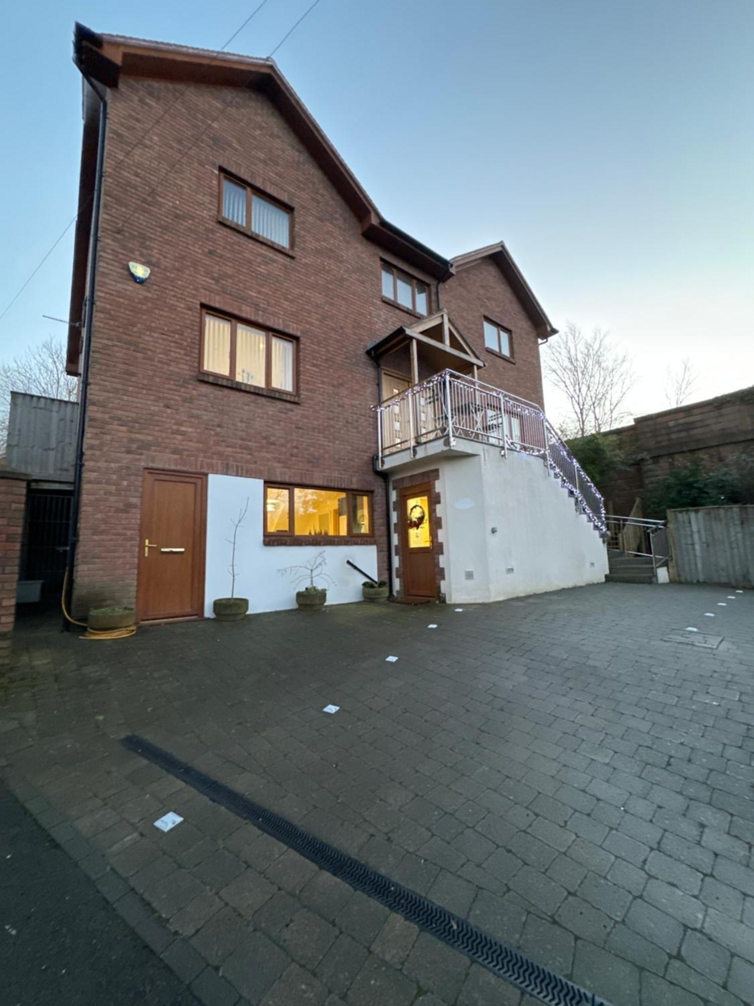New Flat, 3 X Double Bed En-suite Bedrooms, Private Kitchen & Lounge, Free Private Parking & Own Workspaces Apartment Exeter
