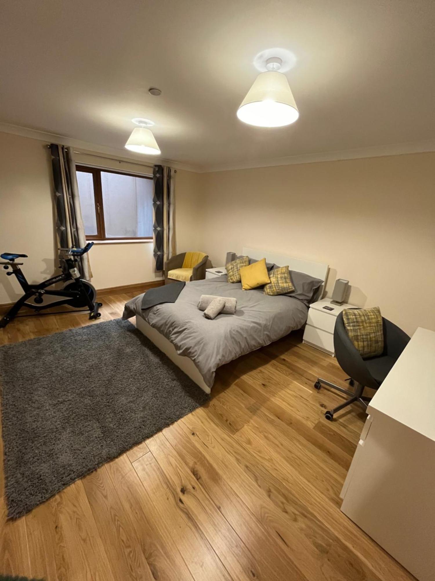 New Flat, 3 X Double Bed En-suite Bedrooms, Private Kitchen & Lounge, Free Private Parking & Own Workspaces Apartment