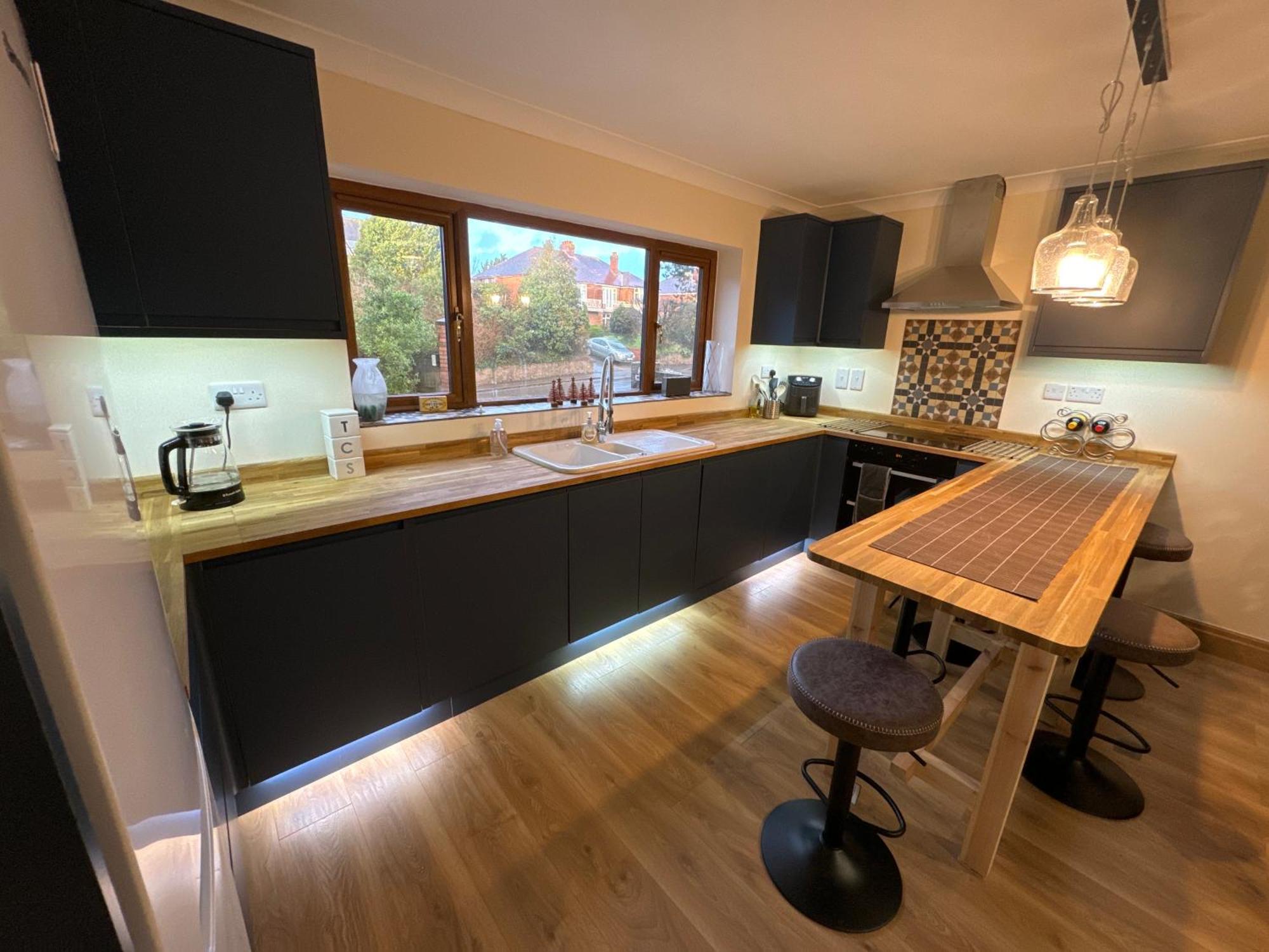 Apartment New Flat, 3 X Double Bed En-suite Bedrooms, Private Kitchen & Lounge, Free Private Parking & Own Workspaces *
