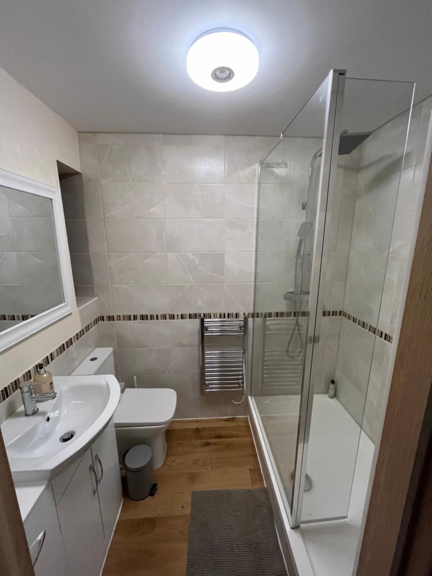 New Flat, 3 X Double Bed En-suite Bedrooms, Private Kitchen & Lounge, Free Private Parking & Own Workspaces Apartment *
